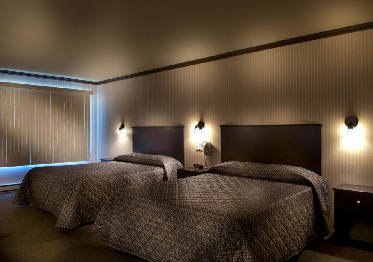 Hotel Ramada By Wyndham Laval Esterno foto