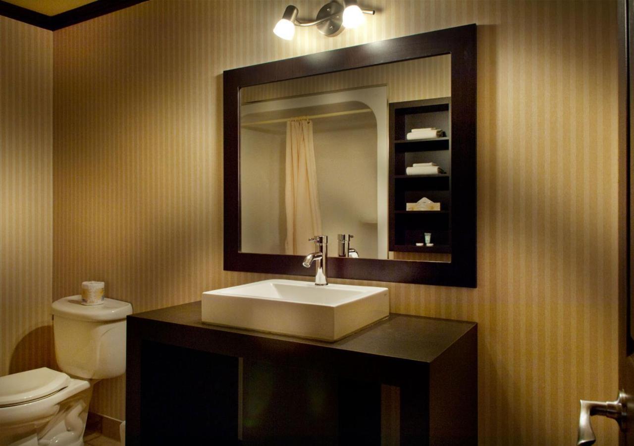 Hotel Ramada By Wyndham Laval Esterno foto