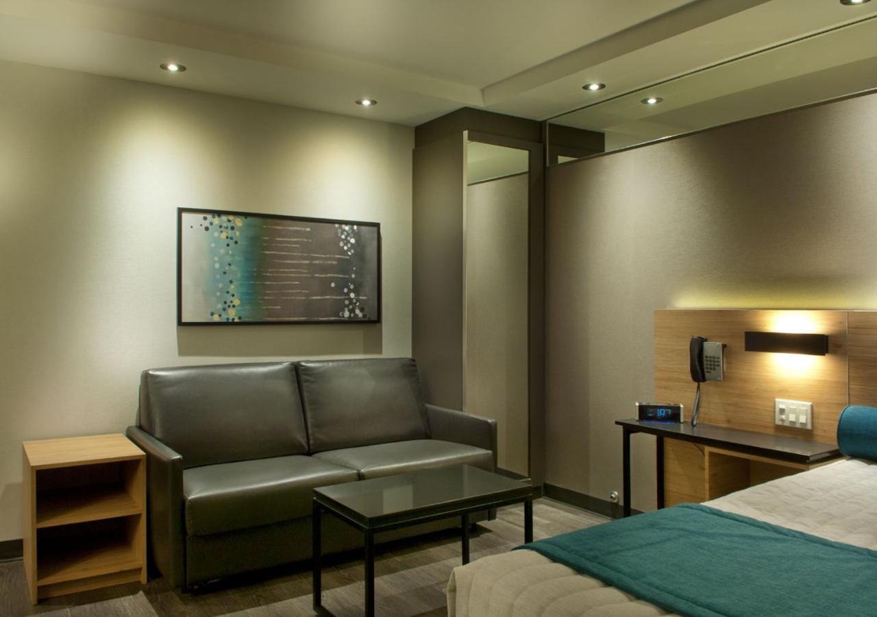Hotel Ramada By Wyndham Laval Esterno foto
