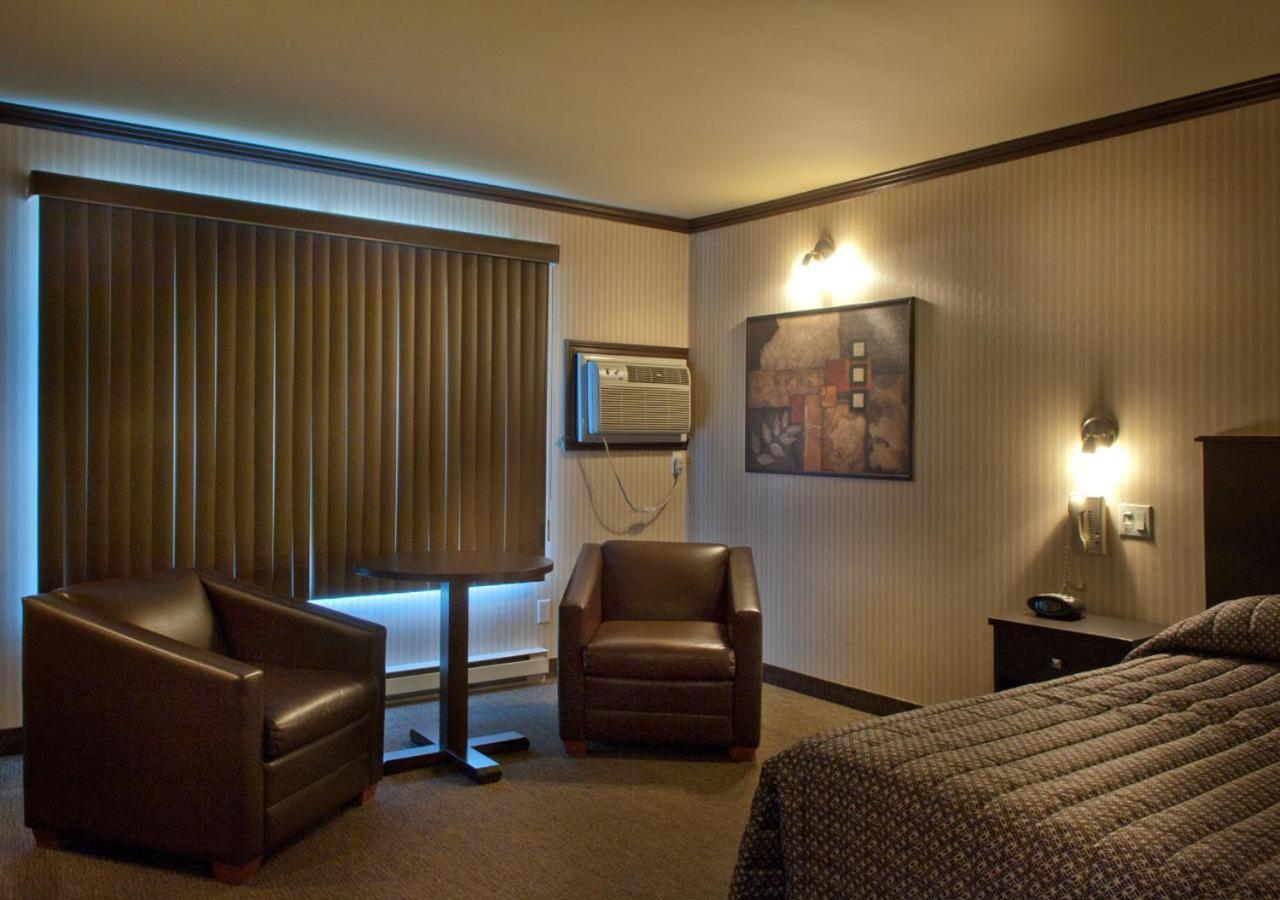 Hotel Ramada By Wyndham Laval Esterno foto