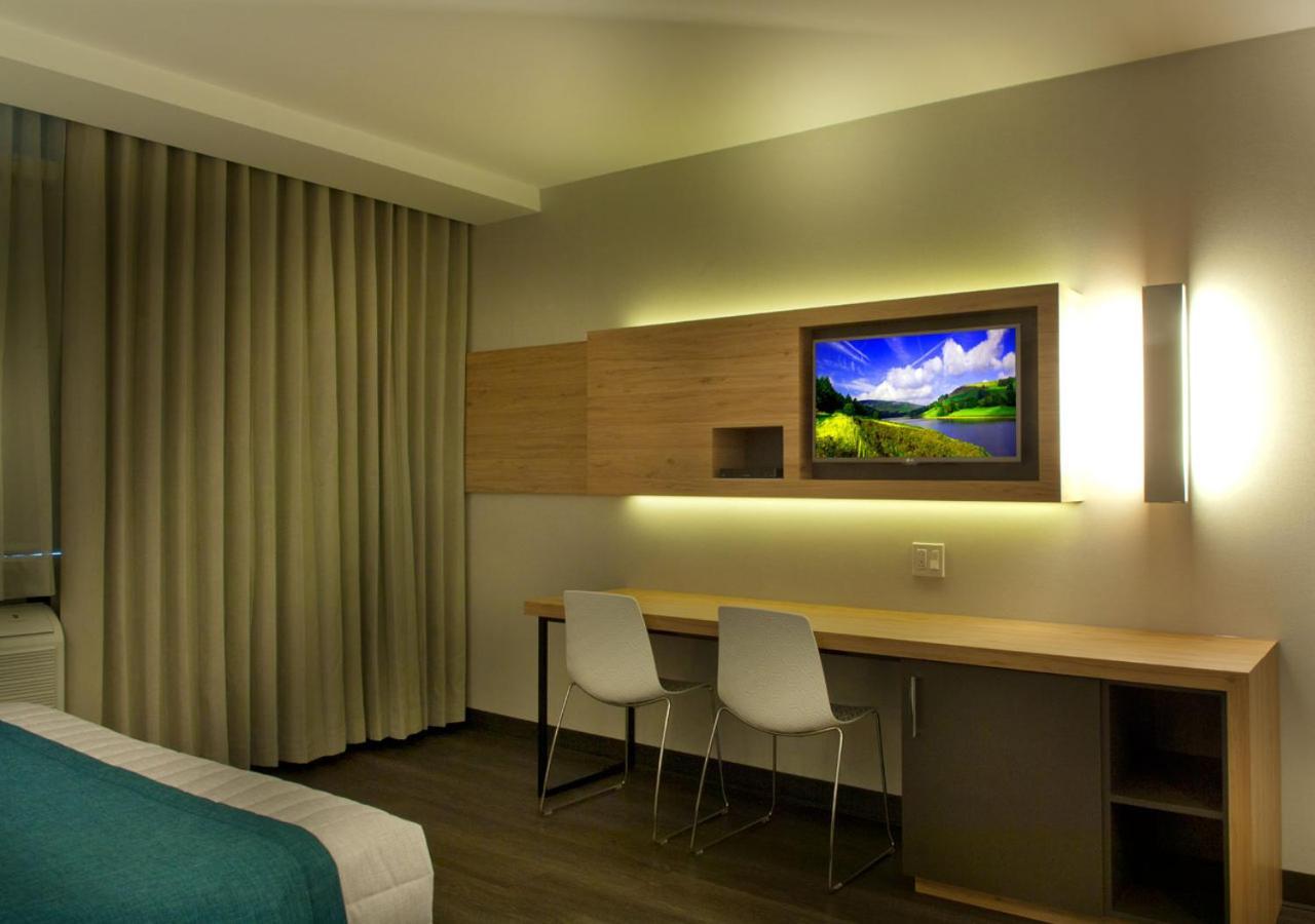 Hotel Ramada By Wyndham Laval Esterno foto