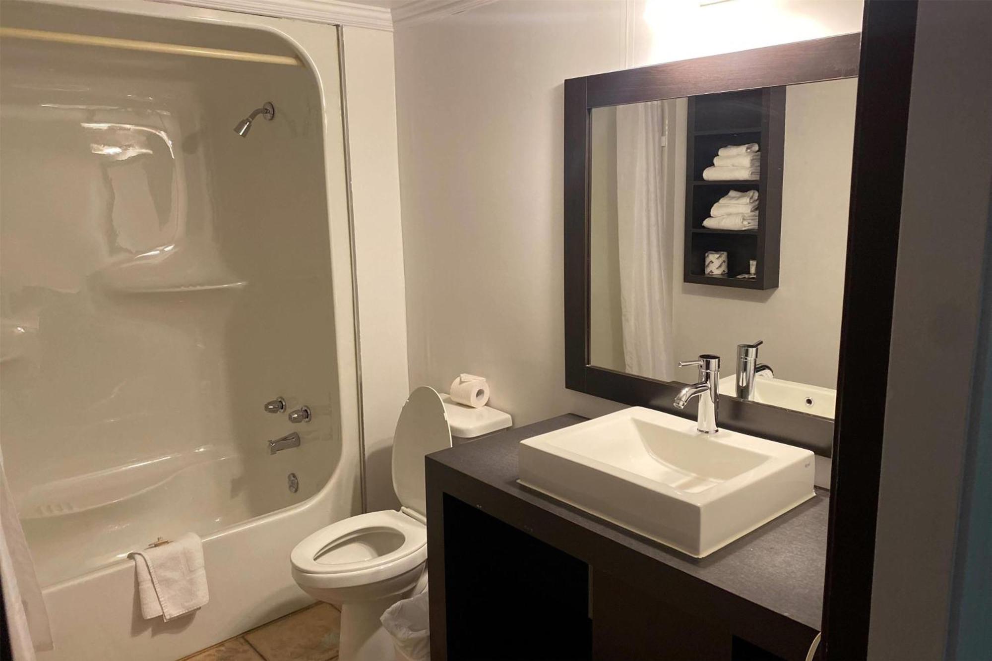 Hotel Ramada By Wyndham Laval Esterno foto