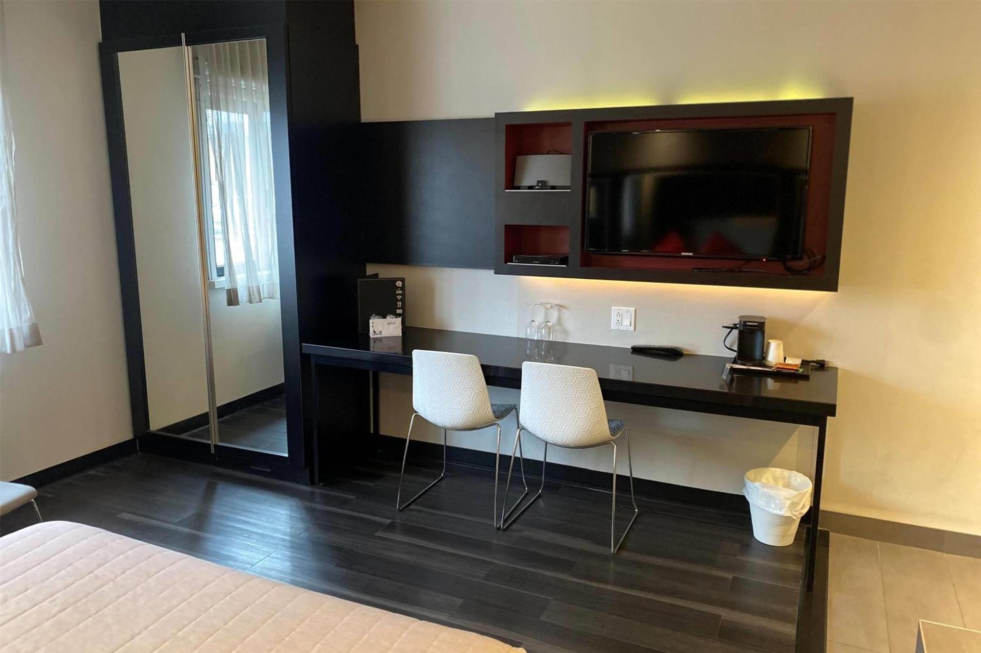 Hotel Ramada By Wyndham Laval Esterno foto