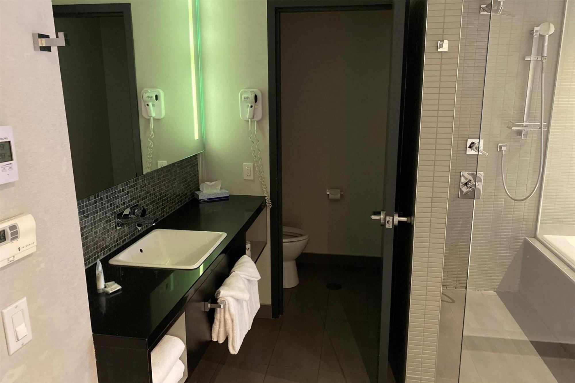 Hotel Ramada By Wyndham Laval Esterno foto