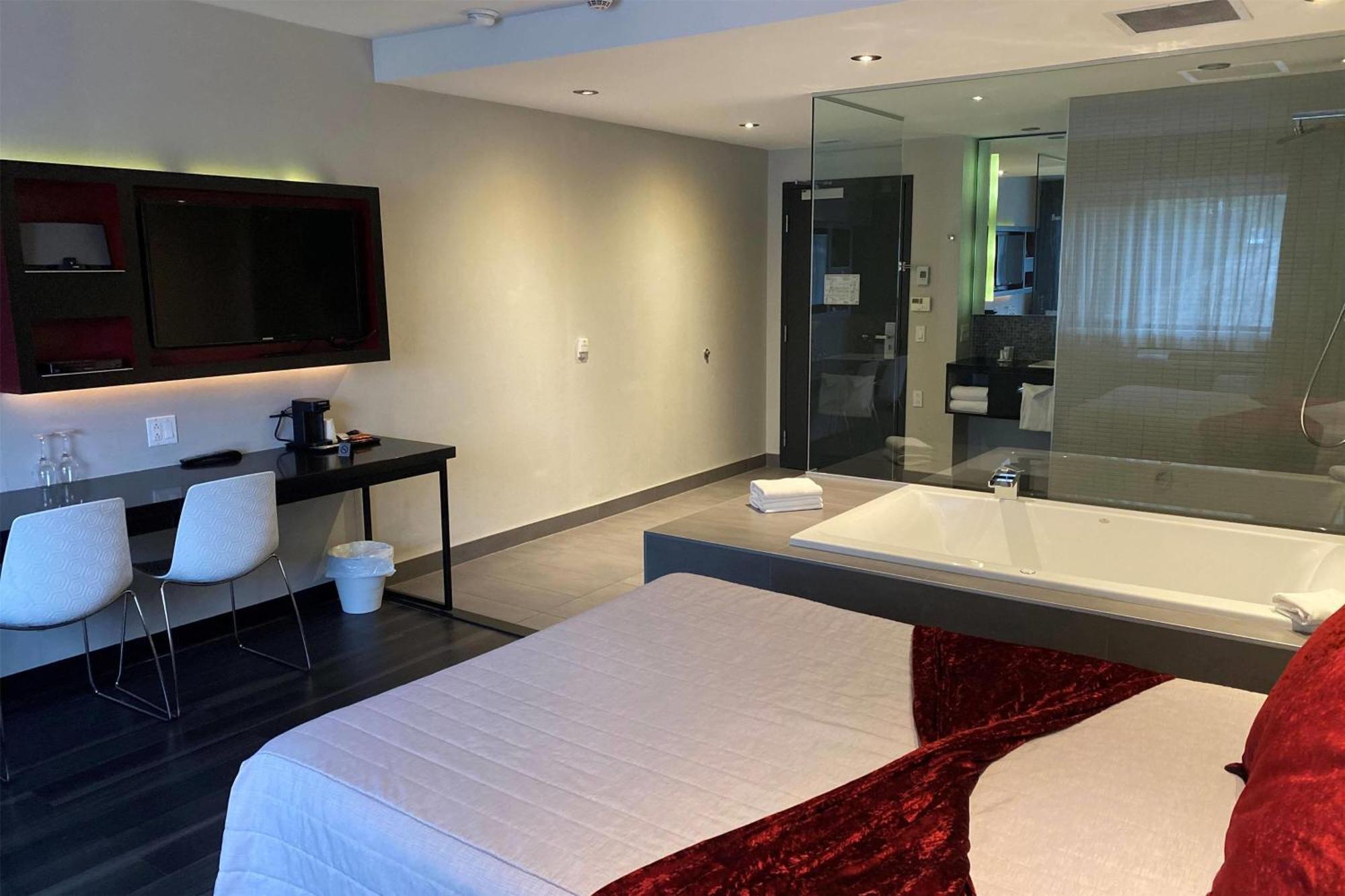 Hotel Ramada By Wyndham Laval Esterno foto