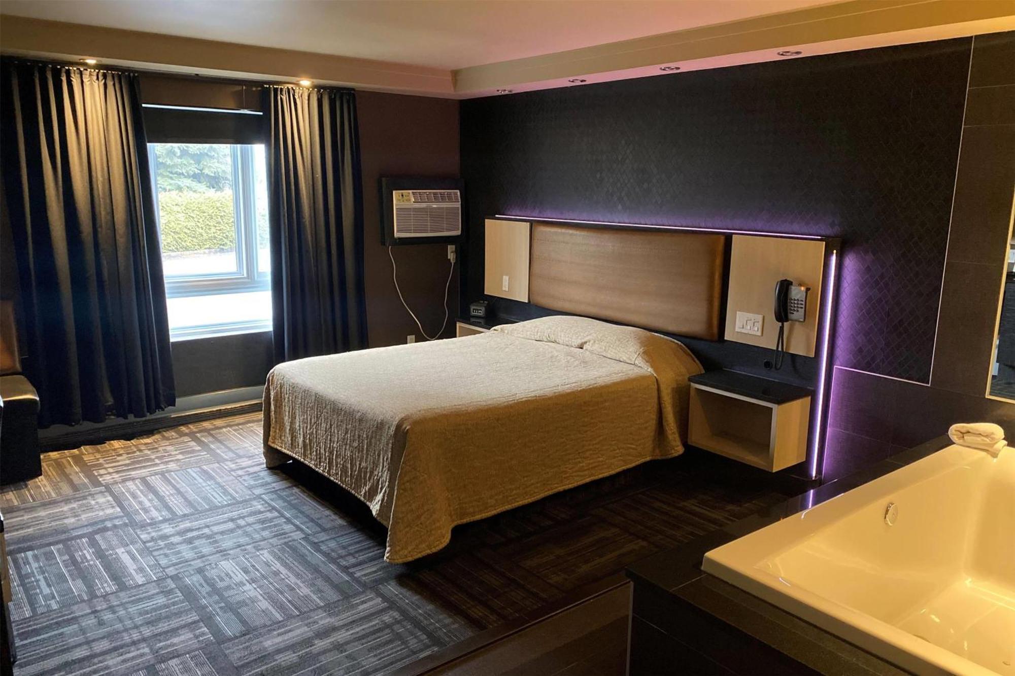 Hotel Ramada By Wyndham Laval Esterno foto