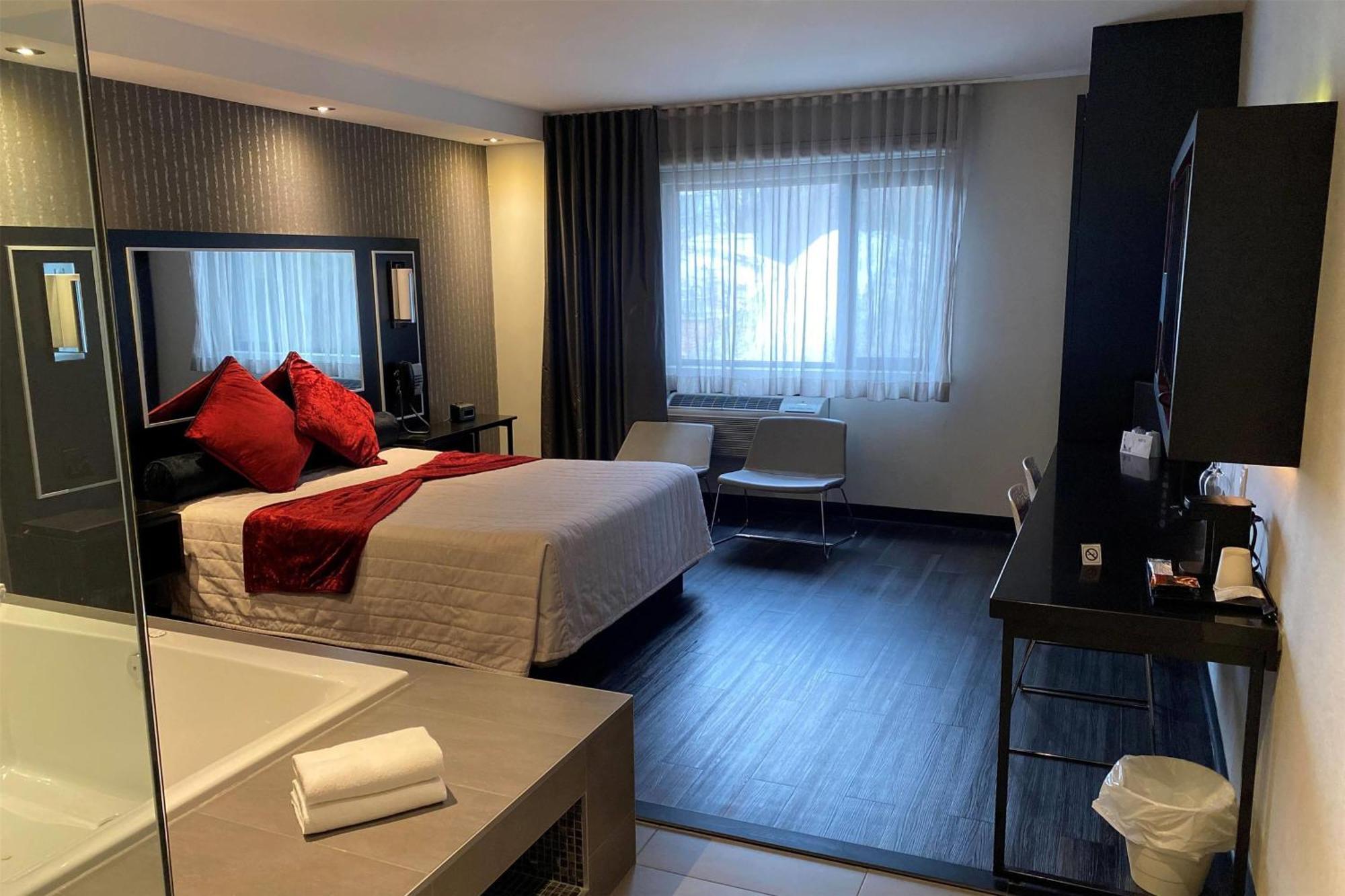Hotel Ramada By Wyndham Laval Esterno foto
