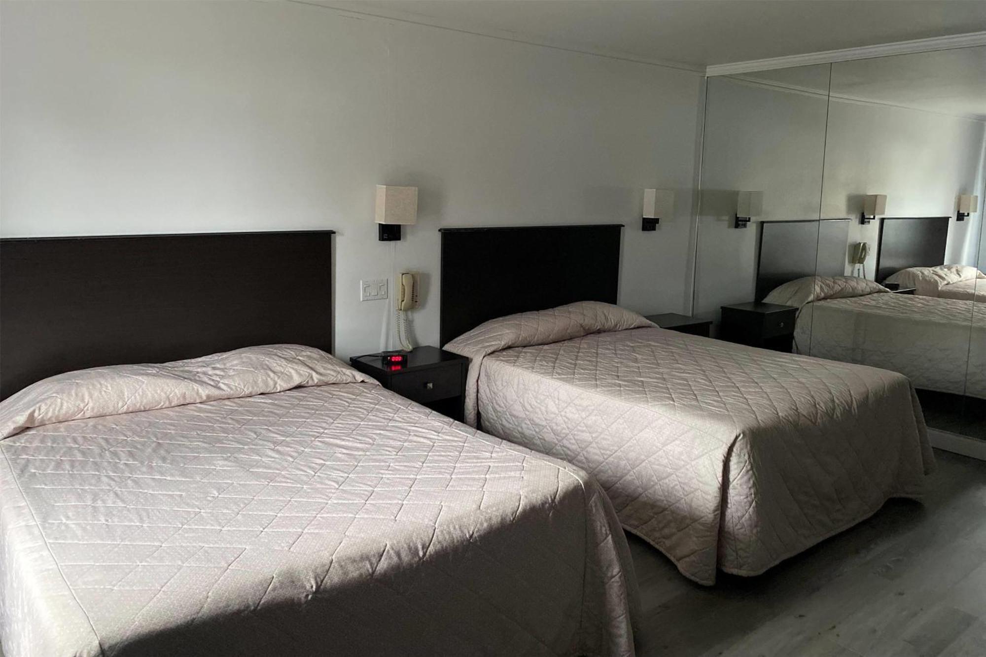 Hotel Ramada By Wyndham Laval Esterno foto