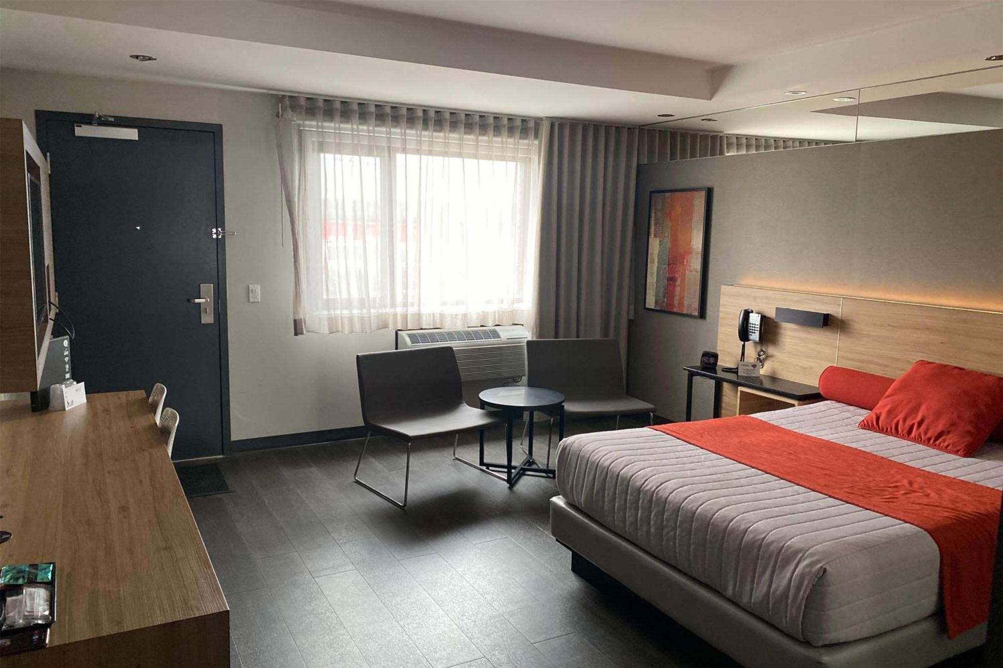 Hotel Ramada By Wyndham Laval Esterno foto