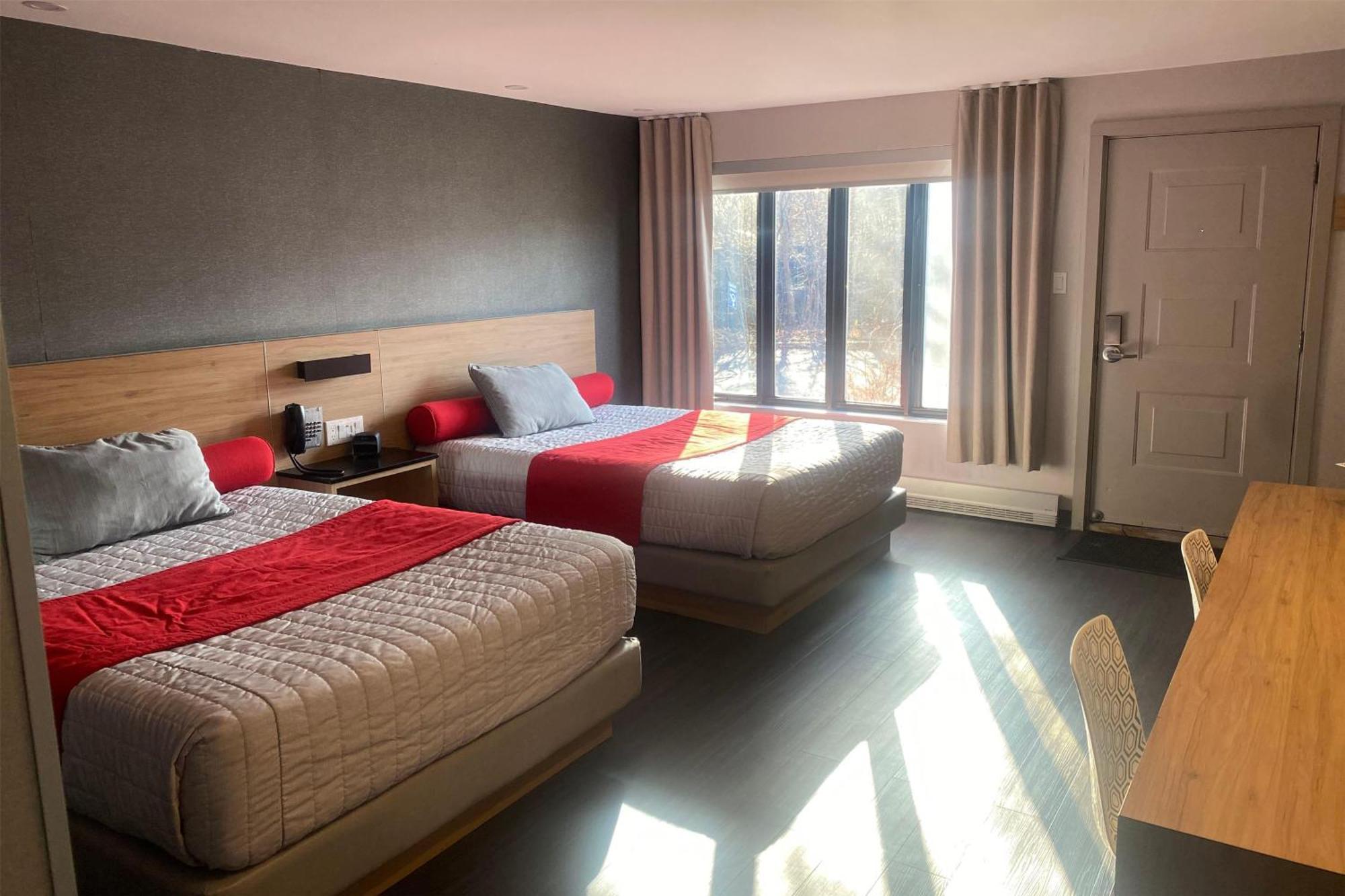Hotel Ramada By Wyndham Laval Esterno foto