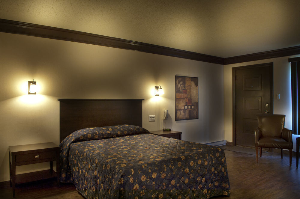Hotel Ramada By Wyndham Laval Esterno foto