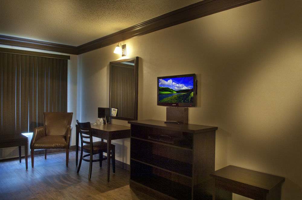 Hotel Ramada By Wyndham Laval Esterno foto