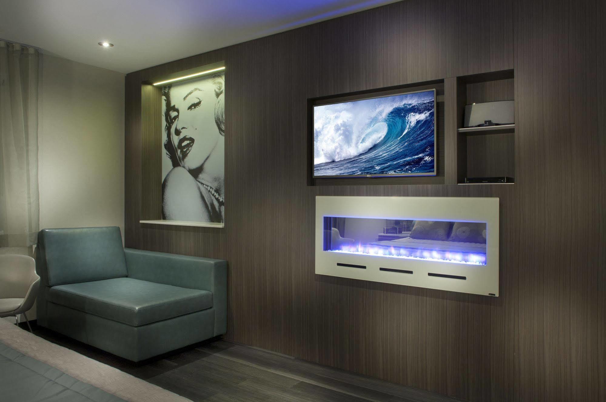 Hotel Ramada By Wyndham Laval Esterno foto