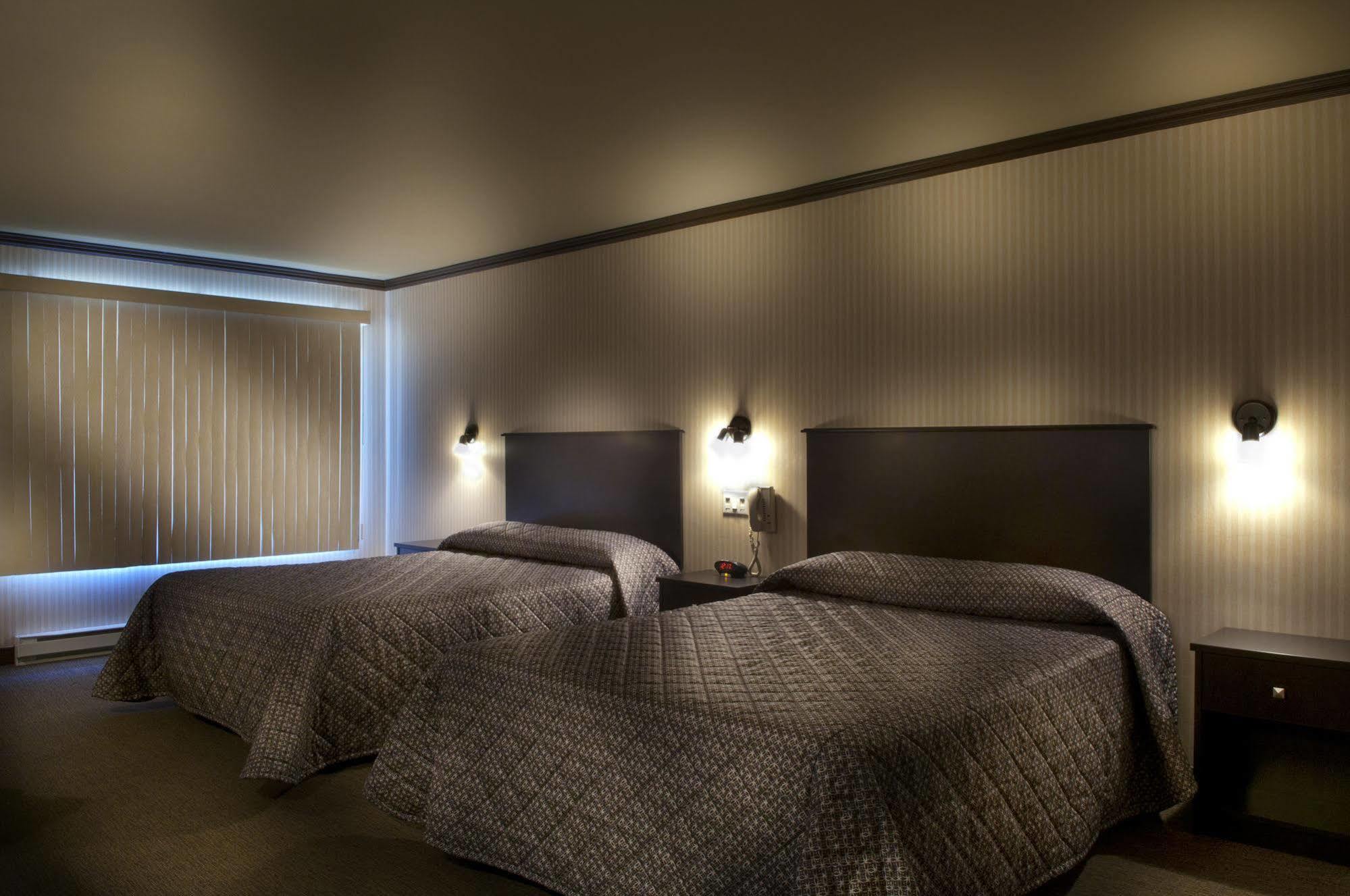 Hotel Ramada By Wyndham Laval Esterno foto
